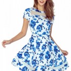 Witte jurk met blauwe bloemen