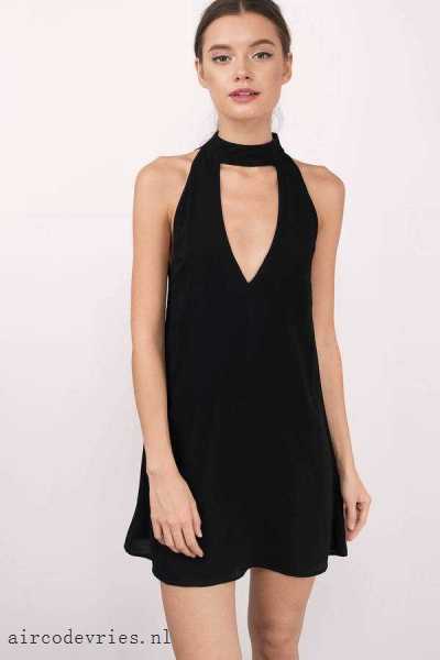 Korte zwarte jurk met lange mouwen