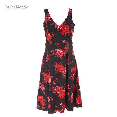 Zwarte jurk met rode bloemen