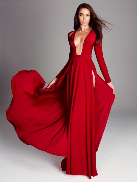 Dame in rode jurk